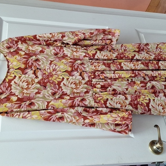 Y women's Torrid floral lined stretch regular size beautiful dress size 2 - Picture 4 of 7